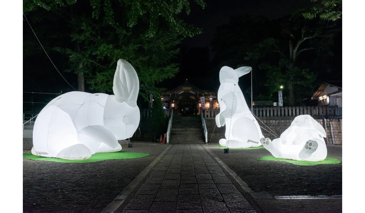 昨年の様子「Intrude」(北澤八幡神社) Intrude by Amanda Parer. Image Masataka Tanaka.