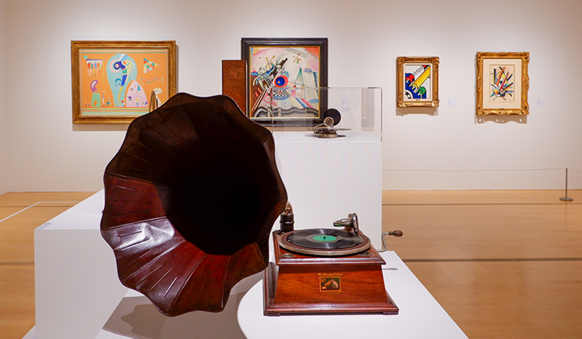約100年前の蓄音機と絵画が並ぶエスプリのある展示構成
