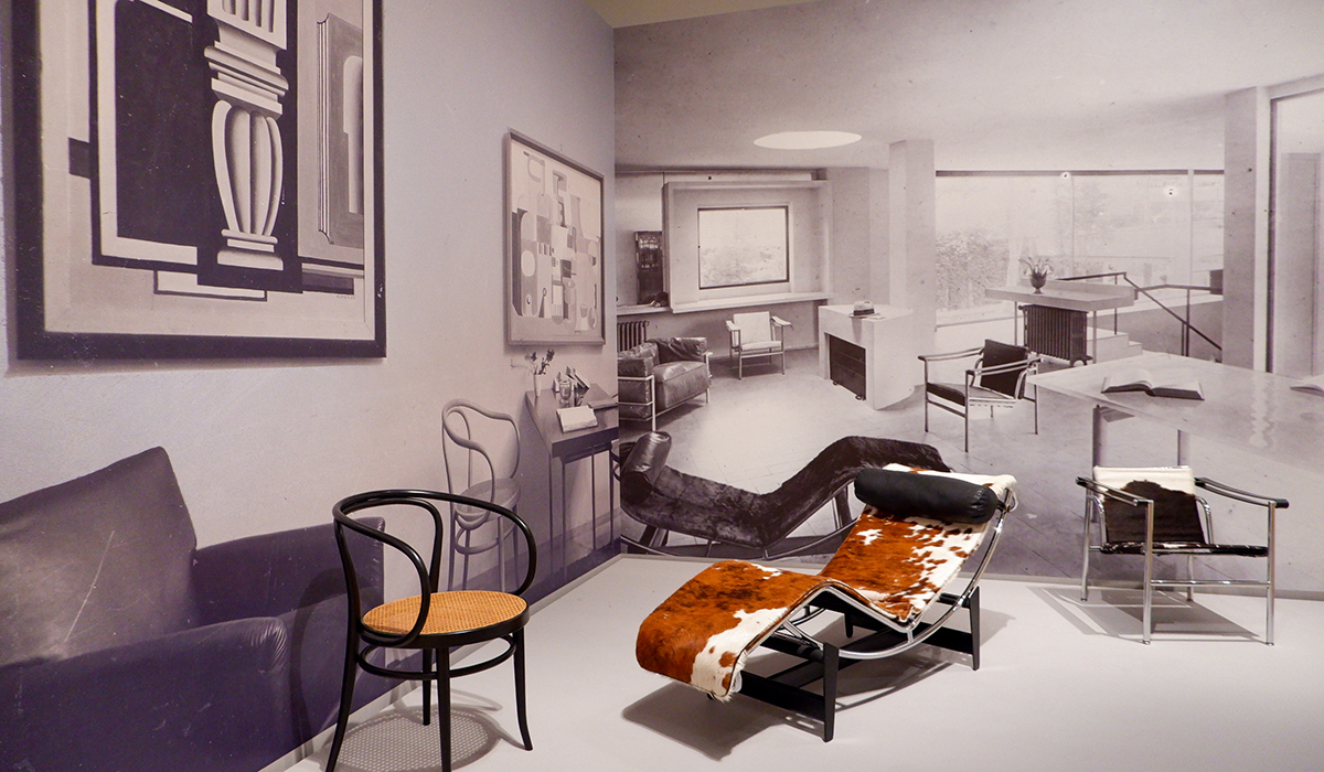 ル・コルビュジエが自身の建築に合うようにデザインした椅子が並ぶ。当時の室内にはフェルナン・レジェの絵も飾られている