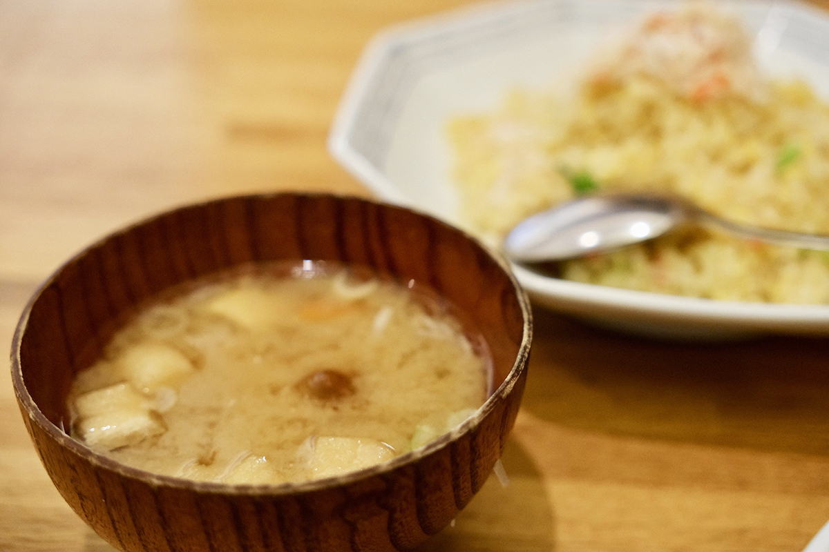 味噌汁付きのカニチャーハン（1780円）