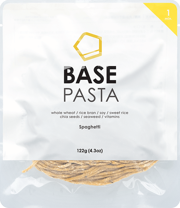 BASE PASTA<br />
全粒粉の小麦やチアシードなど10種類以上の栄養豊富な食材が練りこまれた雑穀生麺。糖質を抑えながら、1食で1日に必要な栄養素の3分の1が取れる。