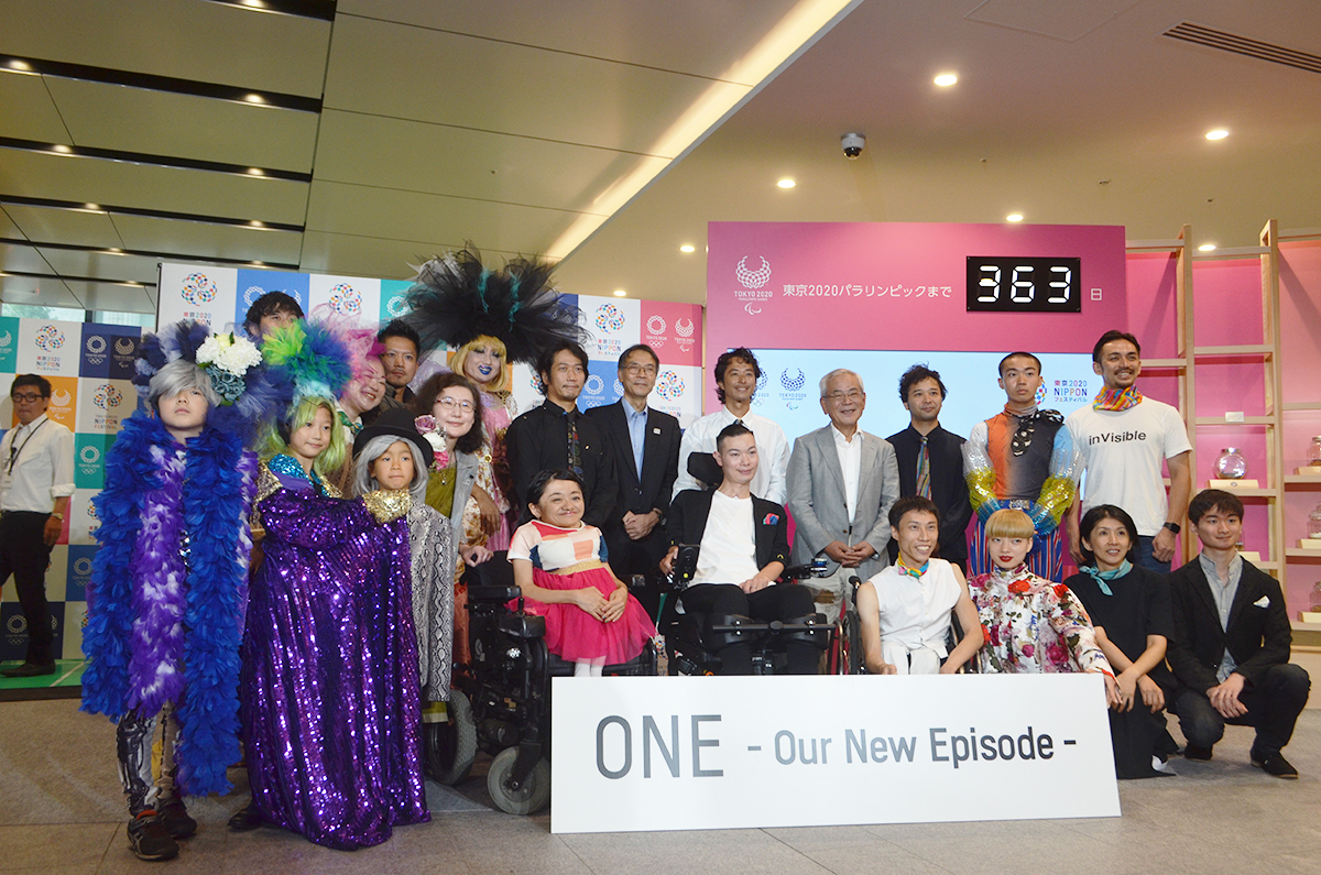 テーマ「ONE－Our New Episode」のもと、記念撮影に臨む小橋氏（後列右から5人目）ら。