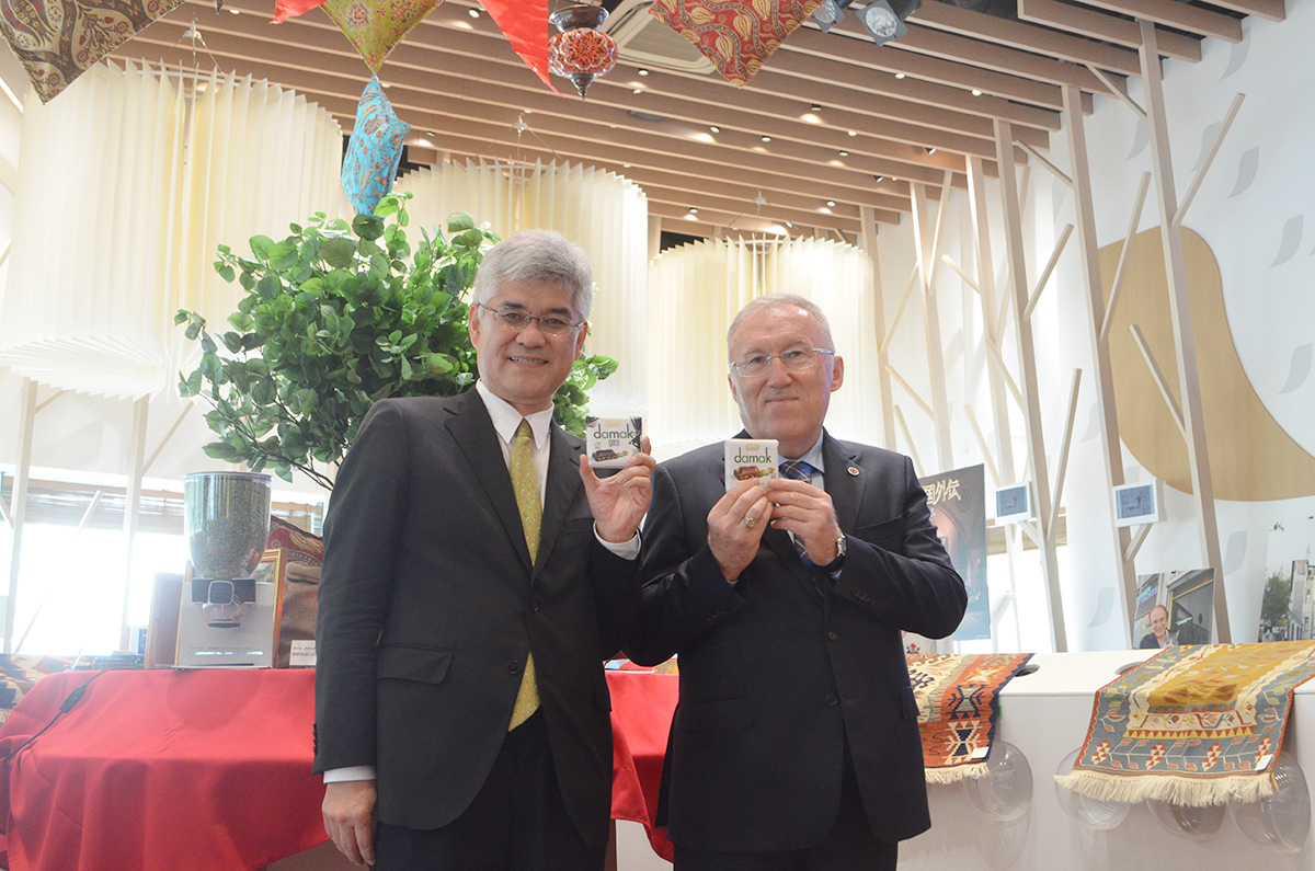 記念撮影に臨むネスレ日本の臼井忠樹氏（左）とトルコ大使館特命全権大使のハサン・ムラット・メルジャン閣下。