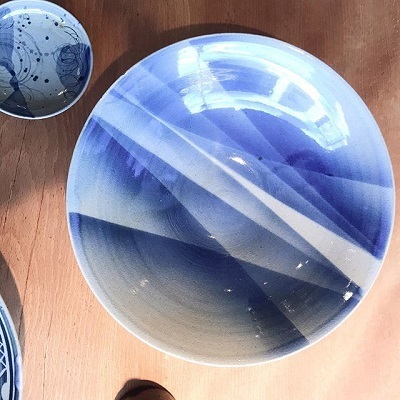【あかね陶房】<br />
越前焼の作家・山路茜が手がける陶房。印象に残る藍色の器は、どのようなシーンにも映え、女性にも人気が高い。