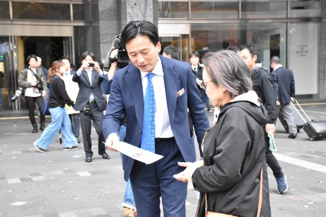 博多駅前で特別紙面を配布する佐賀県の山口祥義知事