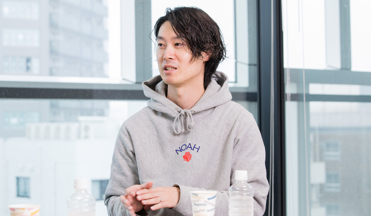メルカリ コミュニティチームマネージャー　上村一斗さん<br />
2016年メルカリ入社。3年半ほどカスタマーサービス部門でマネジメントを担当。2019年7月コミュニティチームの立ち上げを行い、現在チームマネージャーを務めている。