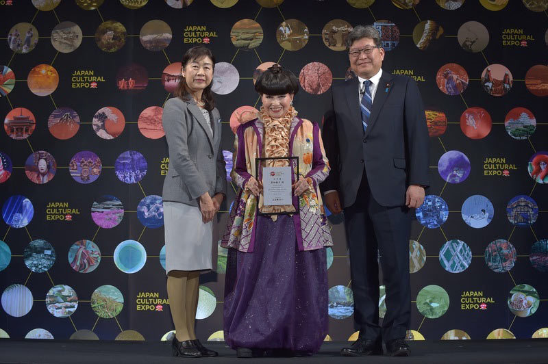(左から)河村潤子日本芸術文化振興会理事長、黒柳徹子、萩生田光一文部科学大臣