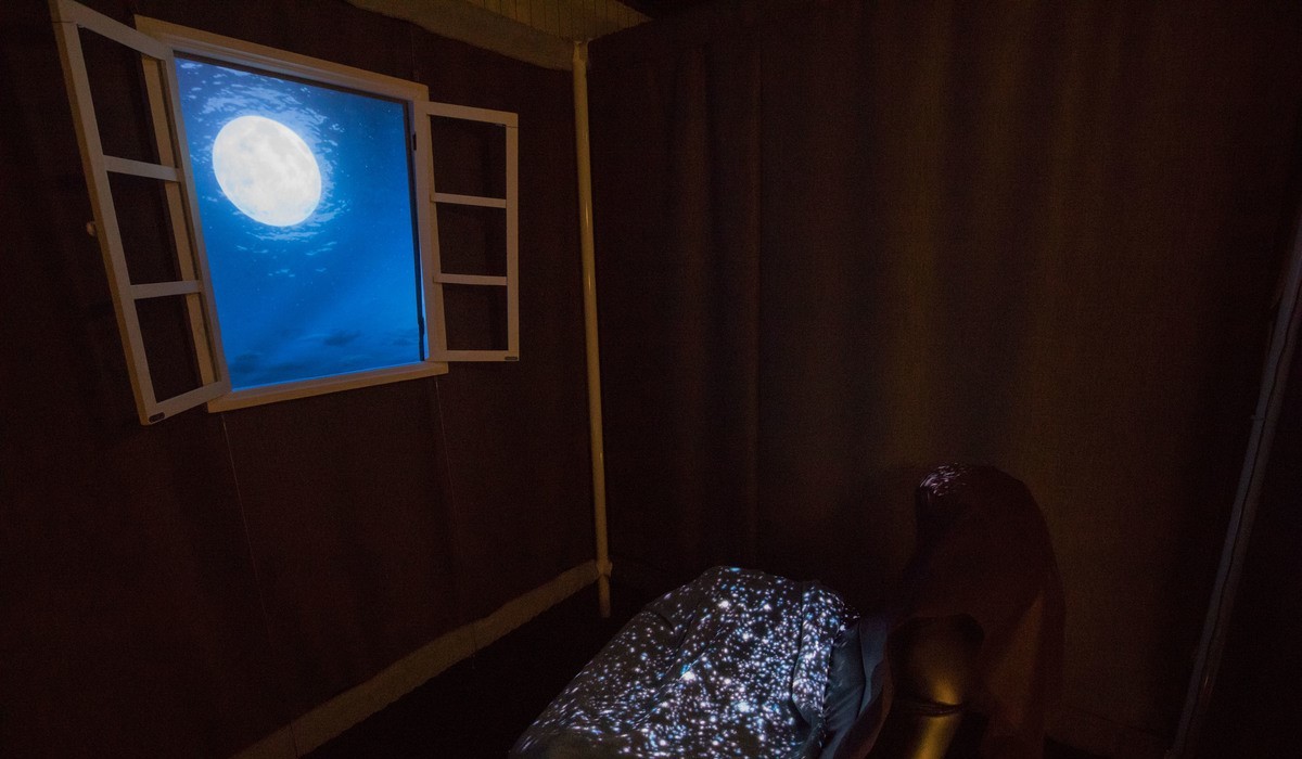 こちらは起床用の映像の一幕。窓には月が映り、星のような光が席を照らしている。
