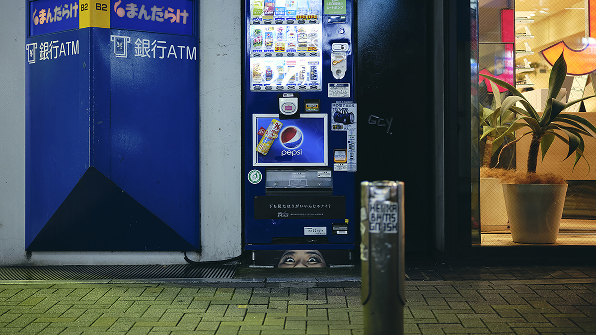 渋谷エリアの自動販売機の下から。