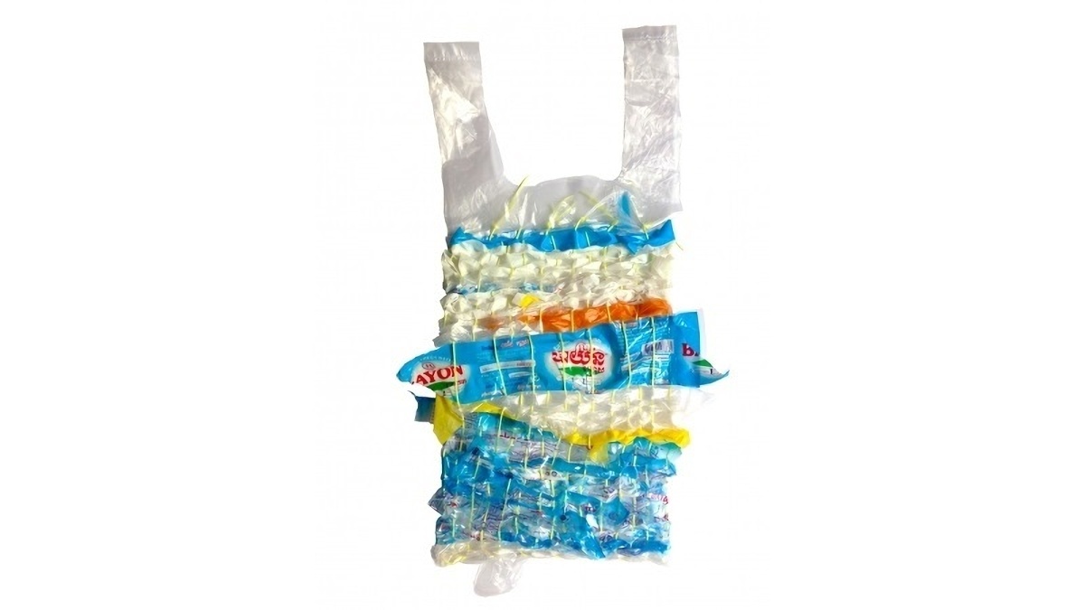海老塚 季史（えびづか きふみ）<br />
『Shoppingbags11』縦33×横22cm レジ袋、商品パッケージ、糸／織り