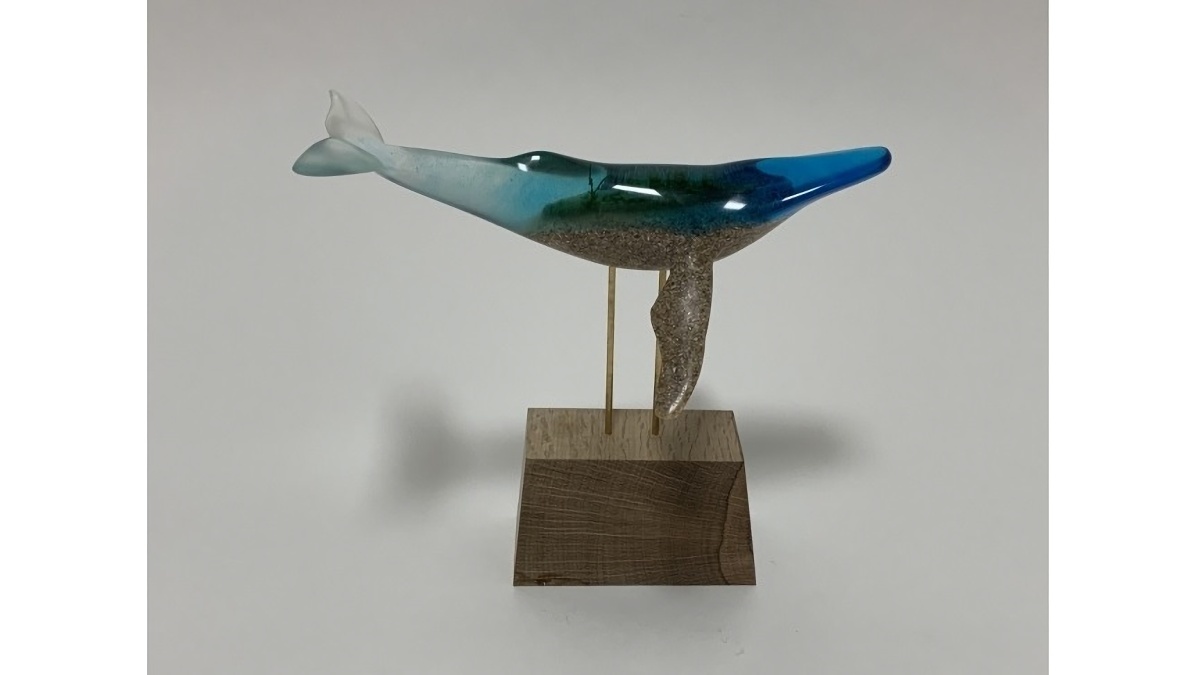 山田 勇魚（やまだ いさな）<br />
『帰港【ザトウクジラ】』 幅22×奥行17×高さ23cm 樹脂造形