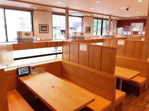 「スマートくらレストラン」1号店。座席間の背もたれの高さを確保することで、客同士の接触も低減している。