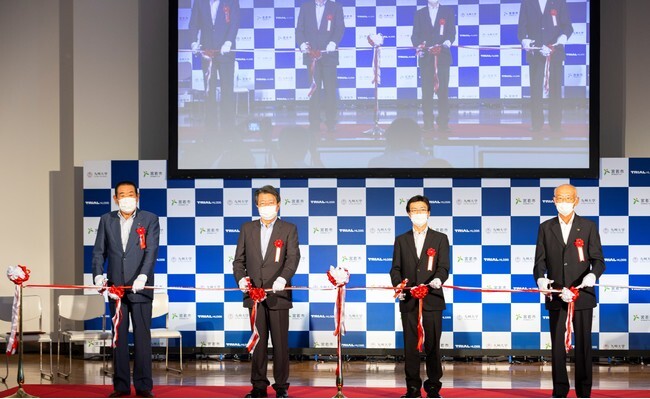 左から、宮若市議会 遠藤議長、九州大学 石橋総長、トライアルホールディングス 亀田代表、宮若市 有吉市長