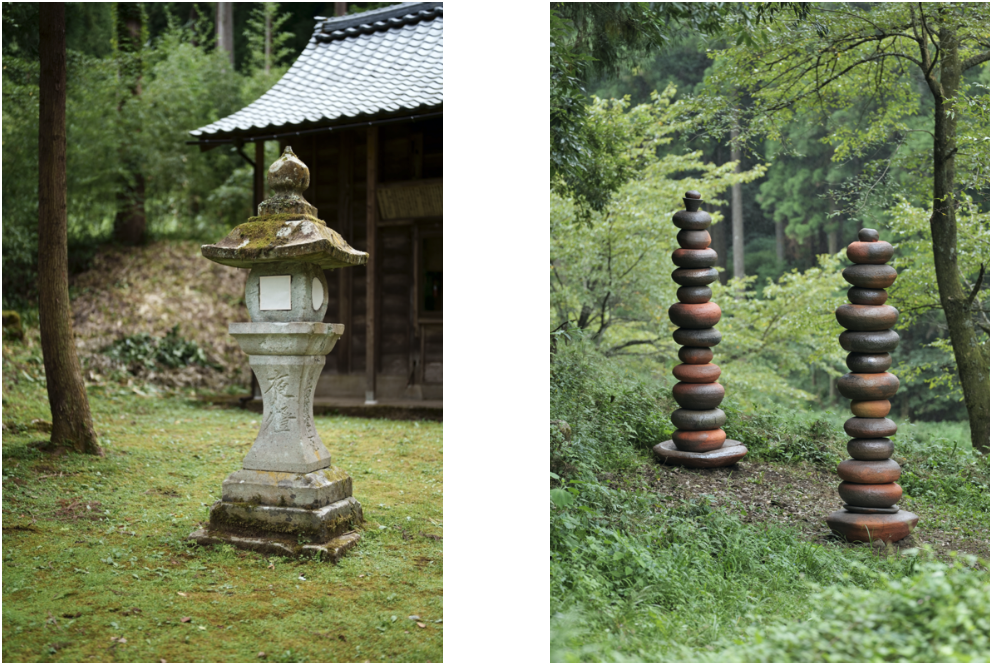 大瀧神社・岡太神社（福井県越前市）での展示風景<br />
左：九代岩野市兵衛「越前生漉奉書」2021、右：金重有邦「伊部大柱」2021