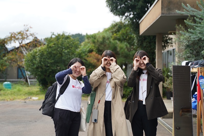 チュウブチームのメンバー<br />
左から、佐々春奈さん(富山県出身)・鈴木乃子さん(岐阜県出身)・池田彩月さん(長野県出身)