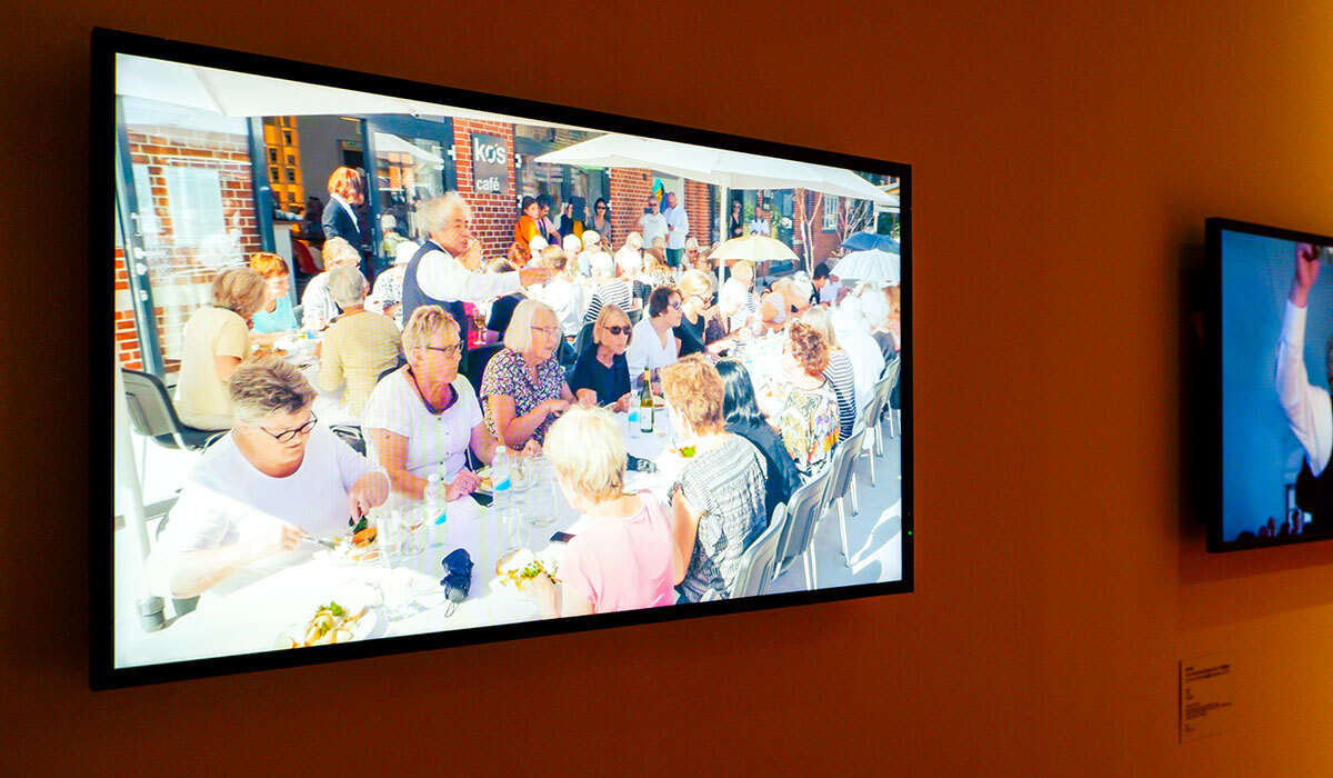 折元立身《50人のデンマークのおばあさんのランチ（記録映像）：KØS パブリックスペース美術館（デンマーク、キューエ））》2016年