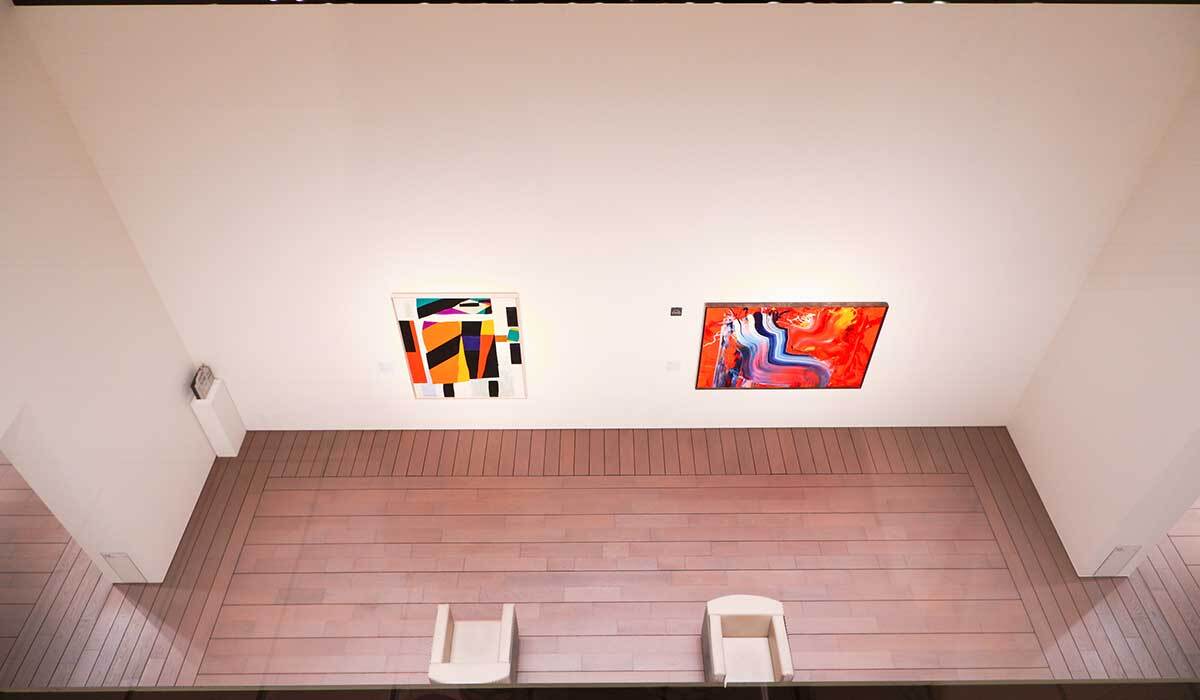 「石橋財団コレクション選　特集コーナー展示　画家の手紙」展示風景<br />
「アートを楽しむ」の展示室から4階の吹き抜け展示室が見える