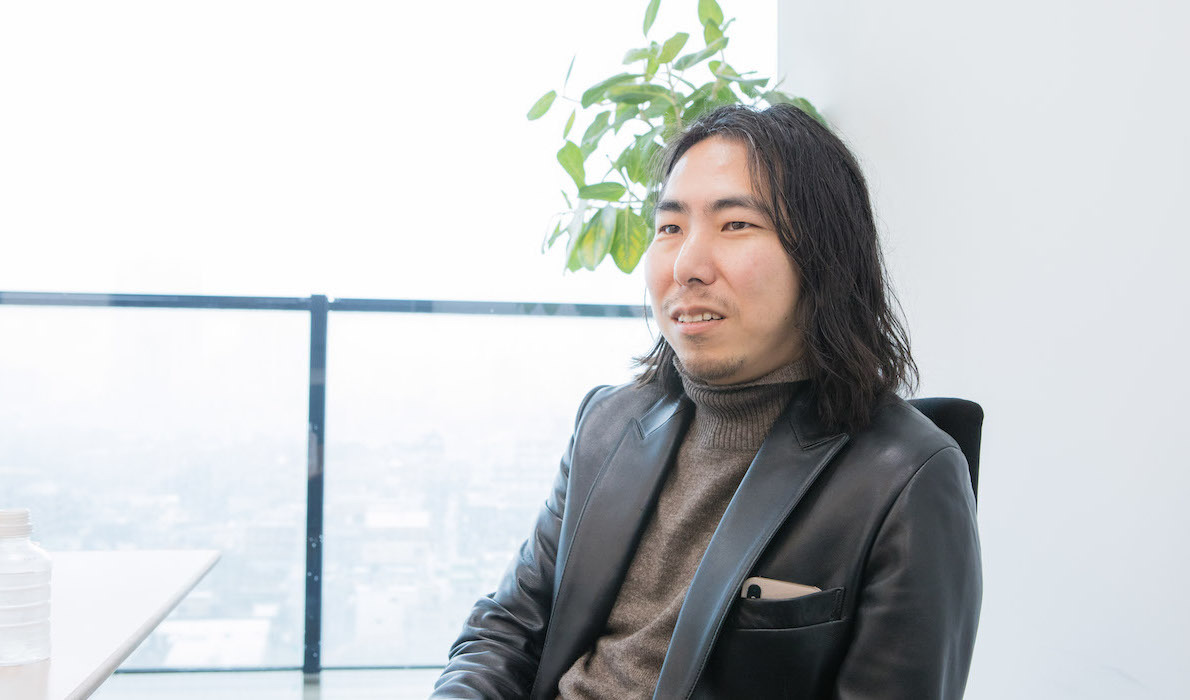 ピースオブケイク CXO/THE GUILD CEO 深津貴之さん<br />
大学で都市情報デザインを学んだ後、ロンドンの芸術大学、セントラル・セント・マーチンズに留学し、2年間プロダクトデザインを学ぶ。2005年に帰国し、thaに入社。2009年にArt & Mobileを設立し、独立。2013年にTHE GUILDを設立。2017年、ピースオブケイクのCXO(Chief eXperience Officer)に就任。